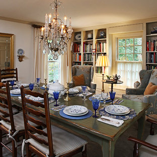 デトロイトの広いトラディショナルスタイルのLDKの画像 (白い壁、濃色無垢フローリング、暖炉なし、茶色い床)