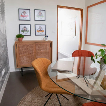 Salle de brainstorming avec chaises en tissus et meuble en cannage