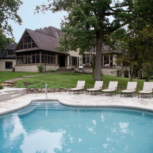 Idéer för en mycket stor klassisk pool på baksidan av huset, med betongplatta