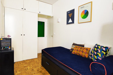 Foto de salón abierto ecléctico pequeño sin televisor con paredes blancas, suelo de madera clara y suelo beige