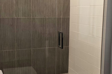 Minimalist bathroom photo in Chicago