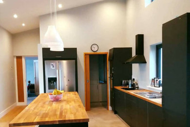 Zurfiz graphite true handleless kitchen with solid oak worktops