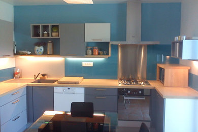 Photo of a modern kitchen in Montpellier.