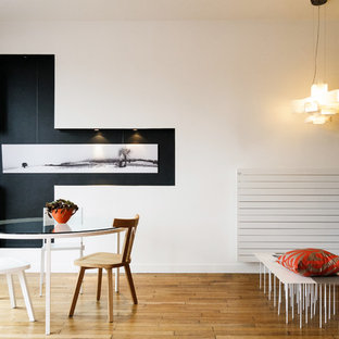 ディジョンの中サイズのコンテンポラリースタイルのLDKの画像 (白い壁、無垢フローリング、暖炉なし)