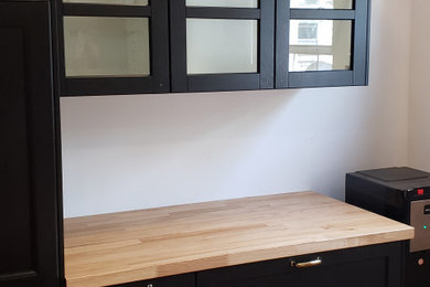 Example of a minimalist kitchen design in New York