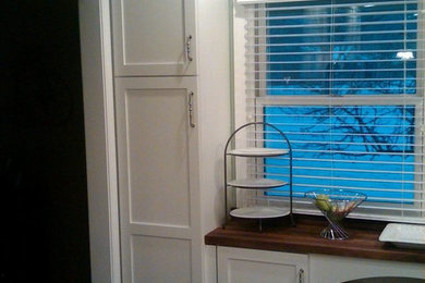 Kitchen - traditional kitchen idea in Indianapolis