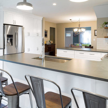 Fabuwood Galaxy Frost Crown Molding to Ceiling with Silestone Charcoal Suede
