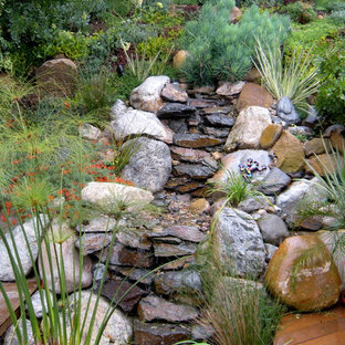 Mittelgroßer, Halbschattiger Stilmix Garten hinter dem Haus mit Wasserspiel und Dielen in Los Angeles