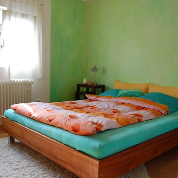 Schlafzimmer mit bemalter Wand