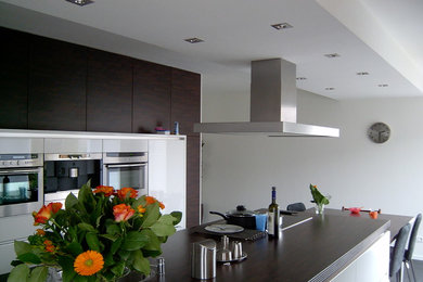 Minimalist kitchen photo in Amsterdam