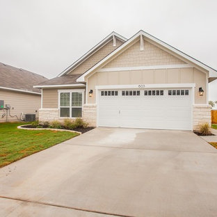 Mittelgroßes, Einstöckiges, Beigefarbenes Klassisches Einfamilienhaus mit Mix-Fassade, Walmdach und Misch-Dachdeckung in Austin
