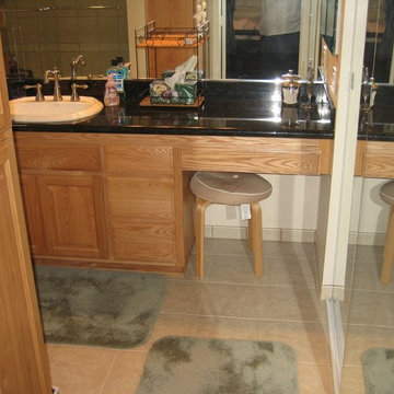 Garden Grove Soaking Tub and Makeup area