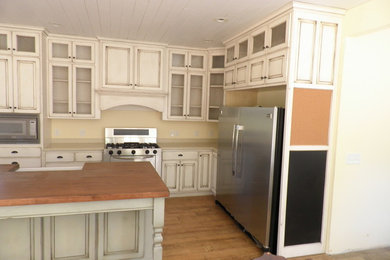 Example of a country kitchen design in St Louis