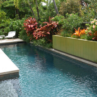 Moderner Pool in L-Form in Miami