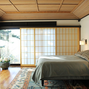 Ispirazione per una grande camera matrimoniale etnica con pareti beige, parquet chiaro, nessun camino e pavimento marrone