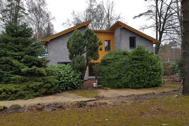 Example of a mid-sized cottage home design design in Hanover
