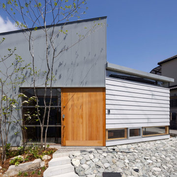 異形の角地に建つ住まい