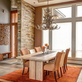 Inredning av ett modernt vardagsrum, med bruna väggar, mörkt trägolv och brunt golv