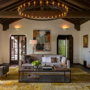 Diseño de biblioteca en casa cerrada, mediterránea, extra grande, sin televisor, con paredes blancas y suelo de madera oscura