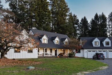 Example of a country home design design in Portland