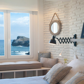 Diseño interior de vivienda con vistas al mar