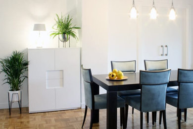 Diseño de comedor contemporáneo grande abierto con paredes blancas, suelo de madera en tonos medios y bandeja