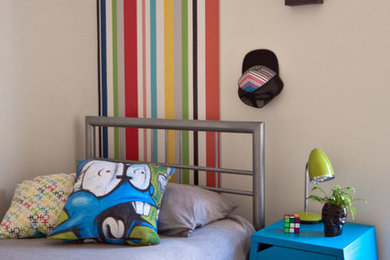 Mid-sized modern kids' bedroom in Wollongong with white walls and carpet for kids 4-10 years old and boys.