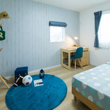 男の子のお部屋　ブルー系で、アクセントクロスが流行の木質系柄です。