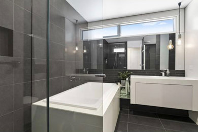 Design ideas for a modern bathroom in Geelong.