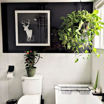 Modern black and white bathroom in Montreal North East