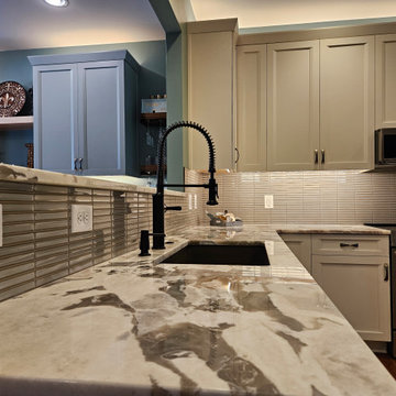 Contemporary Kitchen Remodel Done in Two-Tone Cabinets
