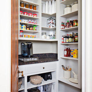 Idée de décoration pour une arrière-cuisine tradition avec un placard sans porte, des portes de placard blanches, un plan de travail en stratifié et un sol en brique.
