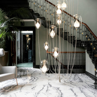 Exempel på en mellanstor eklektisk entré, med grå väggar och marmorgolv