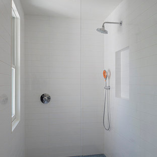 Immagine di una piccola stanza da bagno per bambini minimalista con doccia alcova, piastrelle blu, piastrelle a mosaico, pareti bianche, pavimento con piastrelle in ceramica e lavabo sospeso