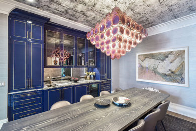 Aménagement d'une grande salle à manger éclectique avec un mur bleu, parquet clair, aucune cheminée, un plafond en papier peint et du papier peint.