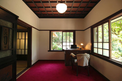 他の地域にある中くらいなトラディショナルスタイルのおしゃれな書斎 (白い壁、カーペット敷き、自立型机、赤い床、格子天井) の写真