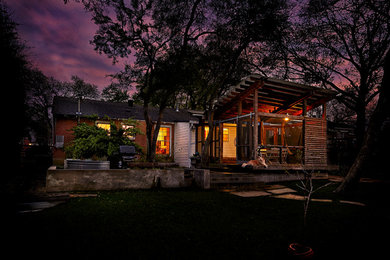 Inspiration for a contemporary backyard screened-in verandah in Dallas.