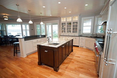 Elegant kitchen photo in Milwaukee