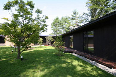 他の地域にある広いモダンスタイルのおしゃれなテラス・中庭 (アウトドアキッチン、張り出し屋根) の写真