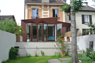 Idées déco pour une façade de maison contemporaine.