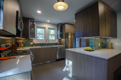 Example of a minimalist kitchen design in New York