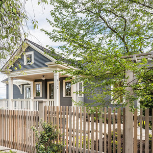 Foto på ett vintage grått hus, med allt i ett plan, sadeltak och tak i shingel