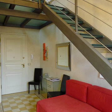 Ingresso con scala in ferro e cristallo.