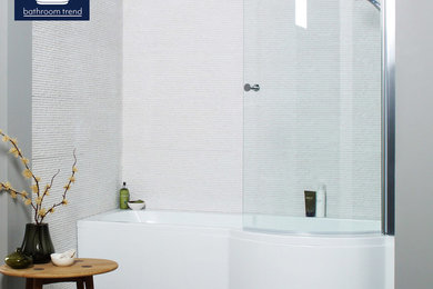 Mittelgroßes Badezimmer mit Einbaubadewanne, Duschbadewanne und Falttür-Duschabtrennung in Sonstige