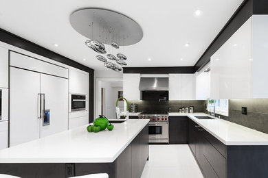 Kitchen - modern kitchen idea in Toronto