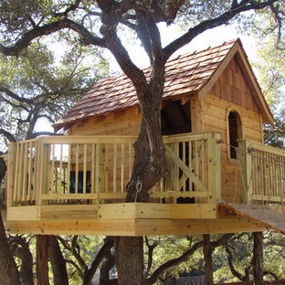 Eklektischer Garten mit Spielgerät in Austin
