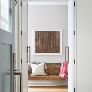 Skandinavischer Eingang mit Doppeltür Ideen, Design & Bilder - August