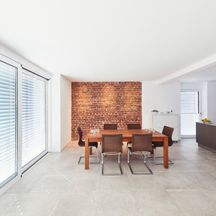 エッセンの広いモダンスタイルのLDKの画像 (白い壁、グレーの床)