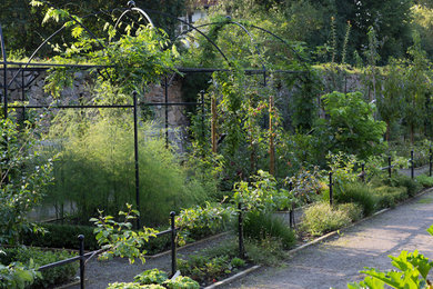 Geometrische, Mittelgroße, Halbschattige Klassische Gartenmauer im Sommer, neben dem Haus mit Pflastersteinen in Bremen