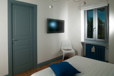 This is an example of a contemporary bedroom in Rome.